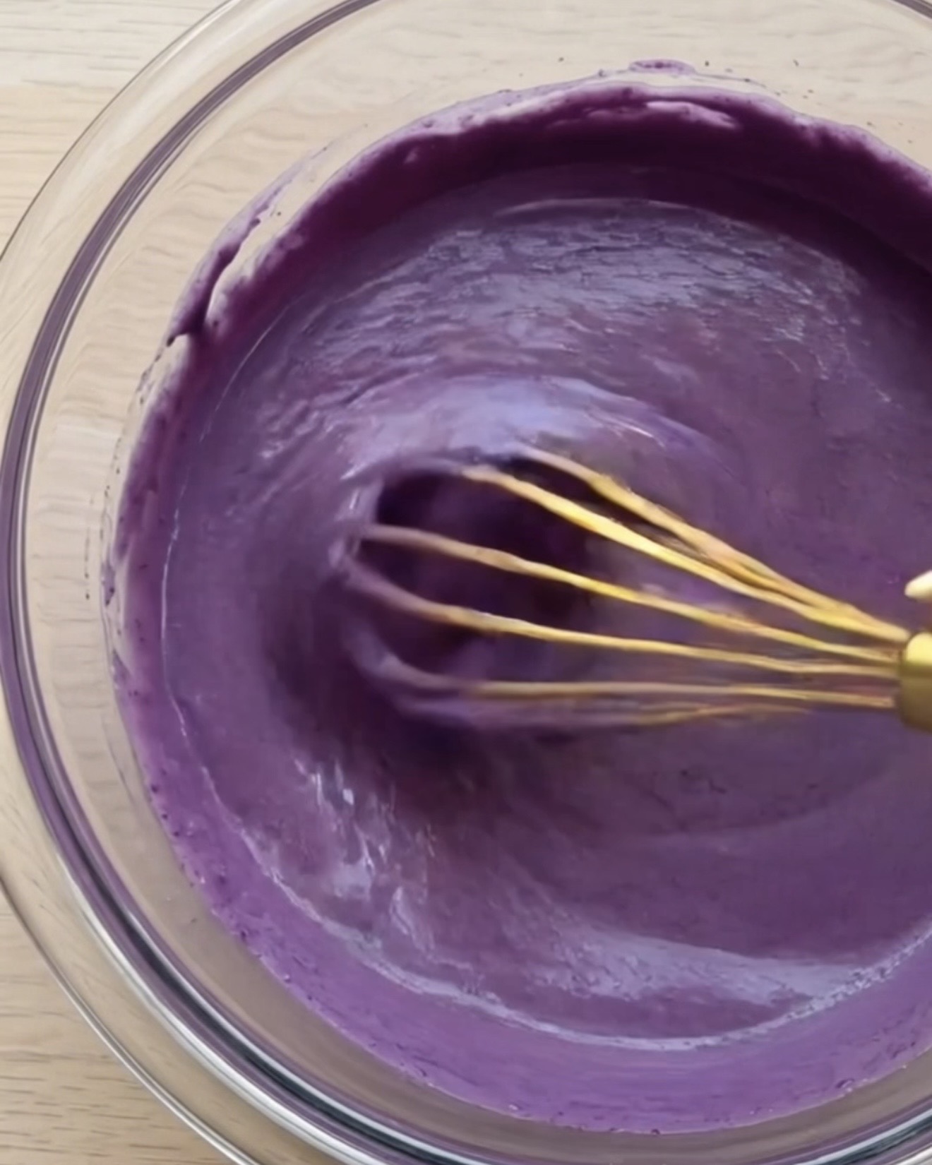 Massa de brownie de fudge de tofu e ube (inhame roxo filipino) Ube Nolia roxo intenso totalmente batida em uma tigela de vidro