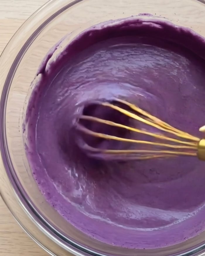Djuplila UBE NOLIA® ube (filippinsk lila yam) tofu fudge brownie-smet helt vispad i en glasskål