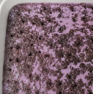 Pan di Spagna all'ube cotto imbevuto della miscela di latti all'ube viola | Ube Nolia