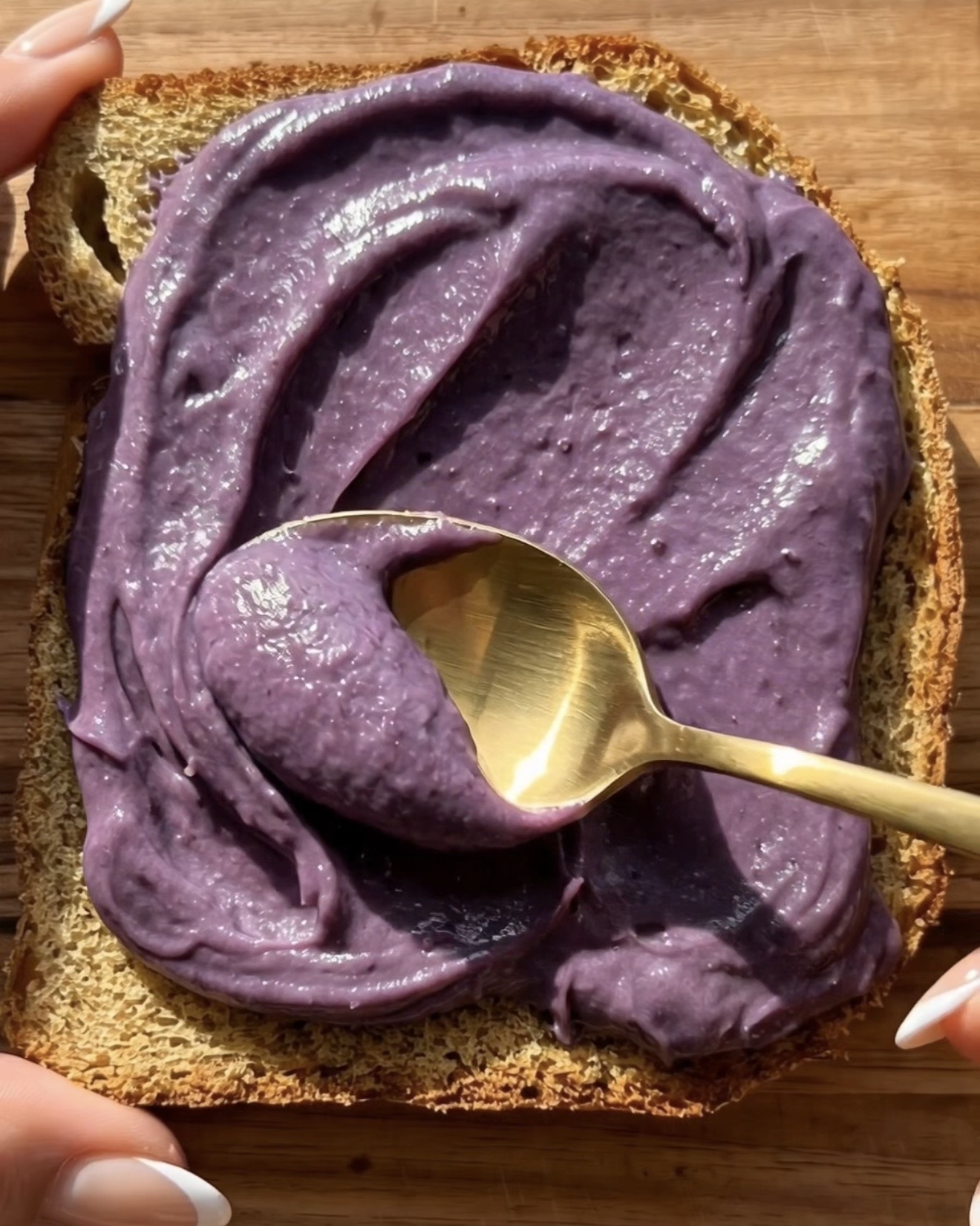 Ube Mango Toast Rezept mit Halaya & Kokos – Eine großzügige Schicht lila Ube (Lila Yamswurzel) Halaya mit einem goldenen Löffel auf eine | Ube Nolia