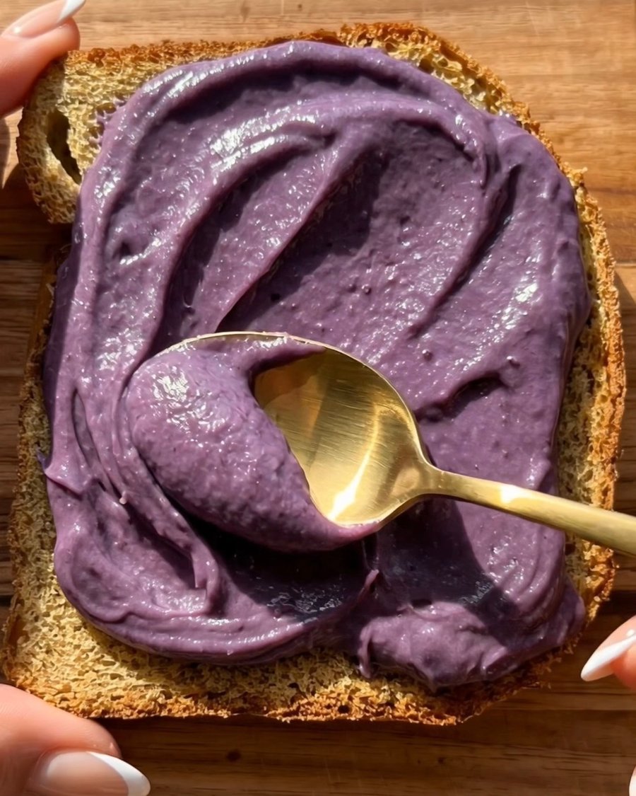 Det Bästa Ube Mango Toast Receptet – Bred ut ett generöst lager av lila ube (lila jams) halaya på en skiva rostat surdegsbröd | Ube Nolia