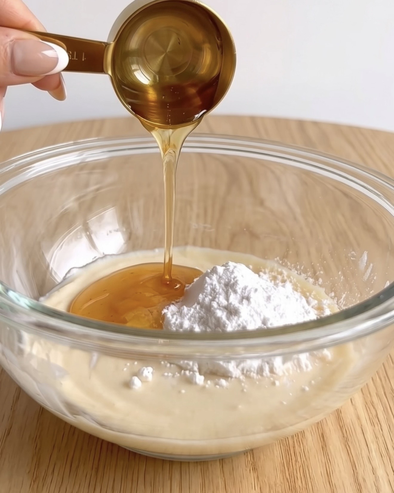 Mel escorrido sobre tofu sedoso e farinha de arroz para uma massa de brownie de fudge de tofu e ube (inhame roxo) Ube Nolia sem culpa