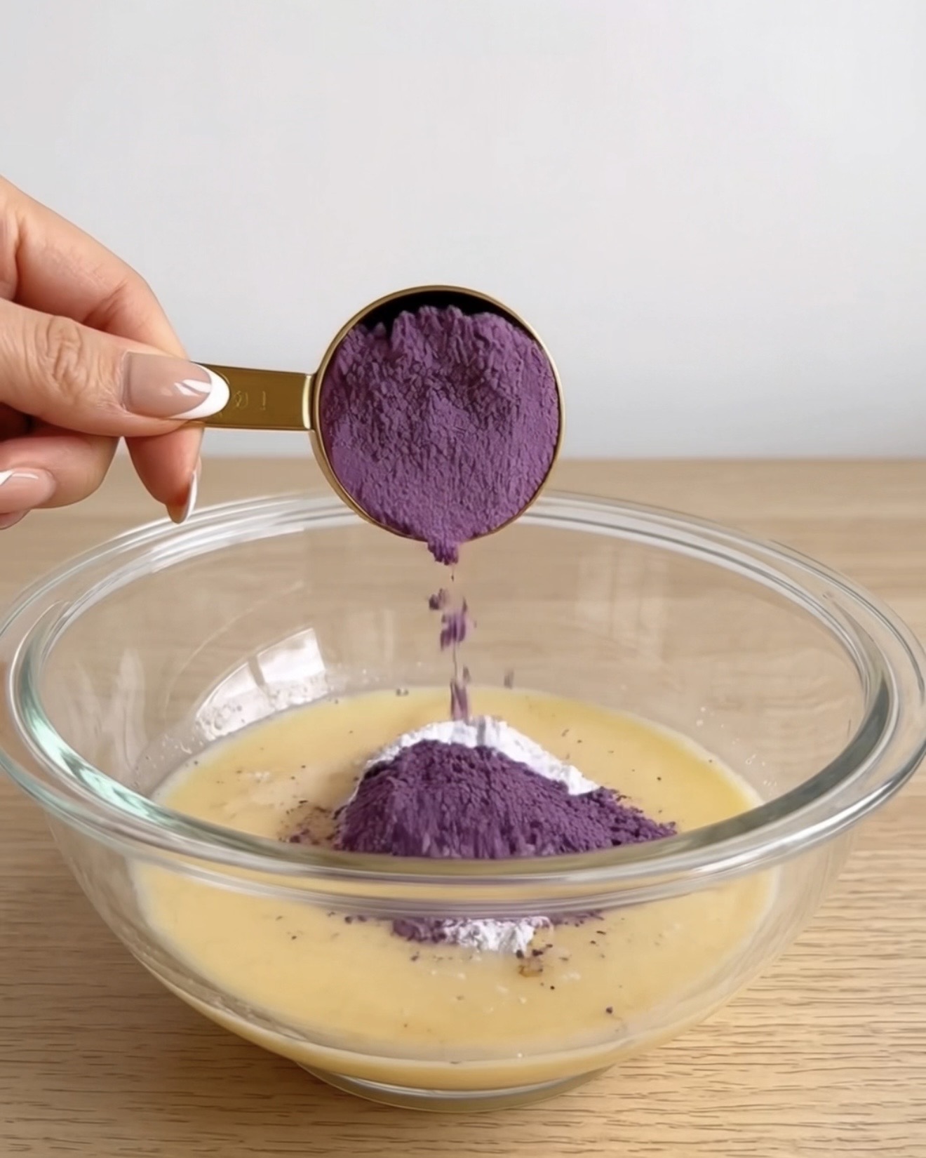 Pó de inhame roxo (ube) Ube Nolia peneirado em uma massa de tofu e mel para brownies de fudge de ube filipino ricos em proteínas