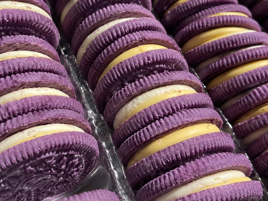 Närbild av de lila OREO x BTS-kakorna med deras tvåfärgade hotteok-krämfyllning, limiterad K-pop-upplaga – Ube Nolia
