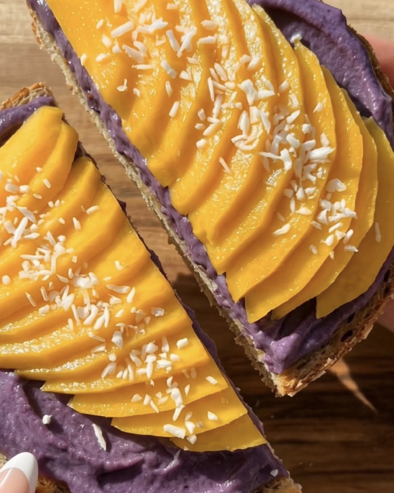 Ube Mango Toast Rezept mit Halaya & Kokos – Zwei Ube-Mango-Toasts nebeneinander: Sauerteig mit lila Ube-Halaya, gefächerte gelbe | Ube Nolia