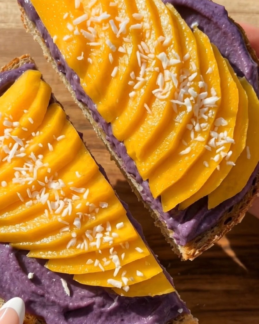 Det Bästa Ube Mango Toast Receptet – Två ube mango toasts sida vid sida: surdegsbröd med lila ube halaya, utlagd gul mango | Ube Nolia