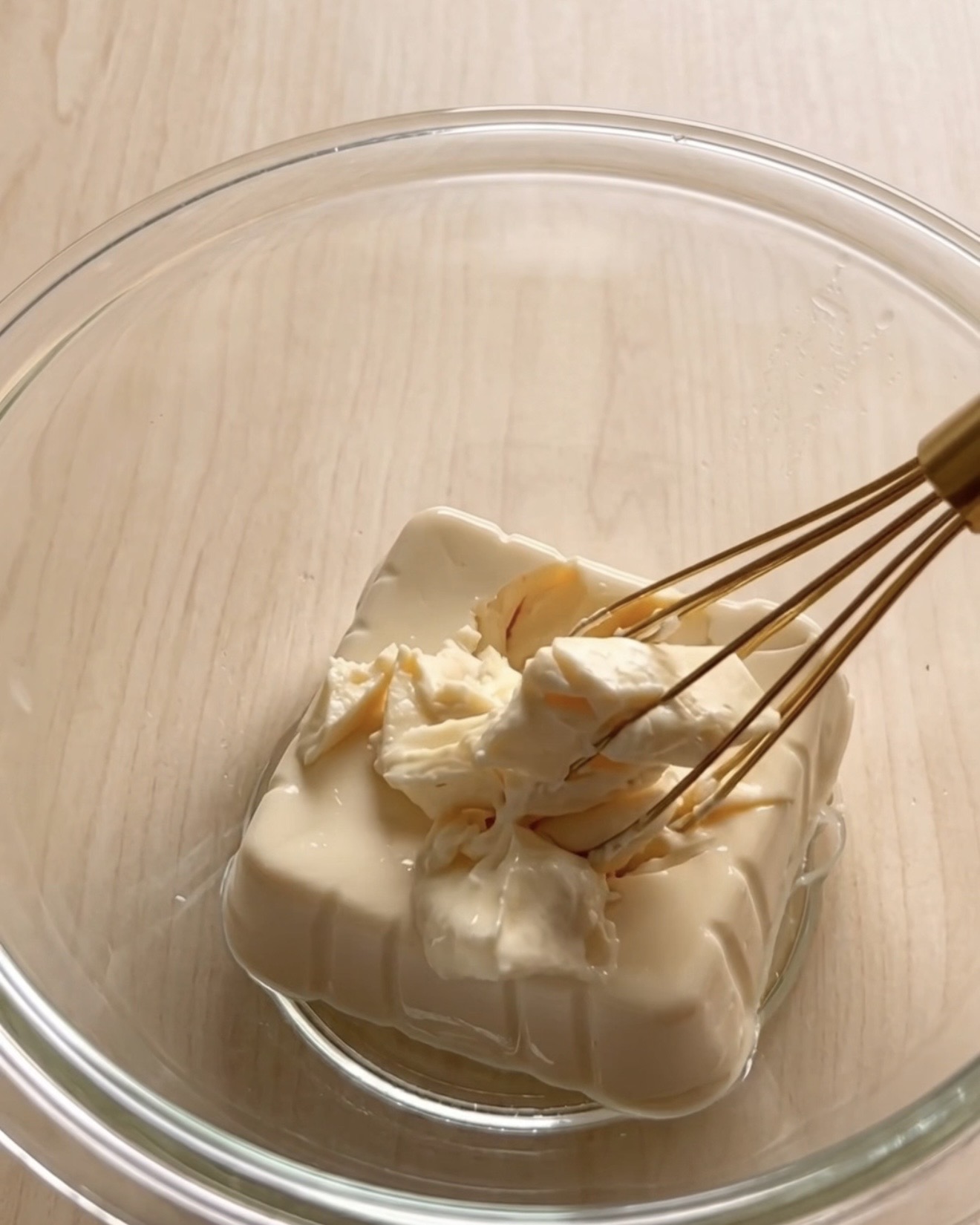 Tofu sedoso sendo batido até ficar macio em uma tigela de vidro para uma receita saudável de brownie de fudge de ube (inhame roxo filipino) da Ube Nolia