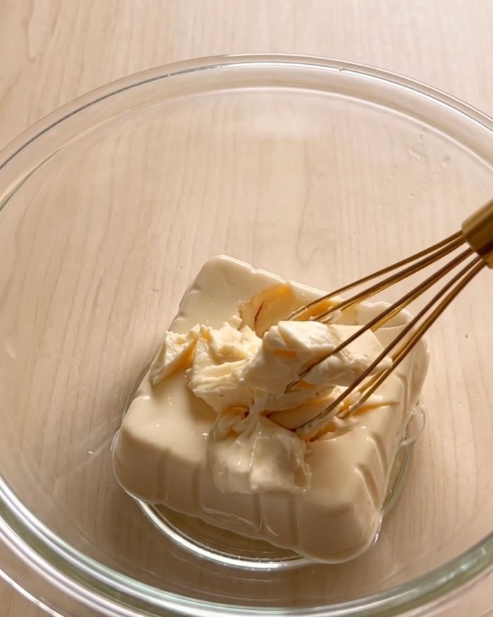 Silketofu vispas slät i en glasskål för ett hälsosamt ube (filippinsk lila yam) fudge brownie-recept från Ube Nolia