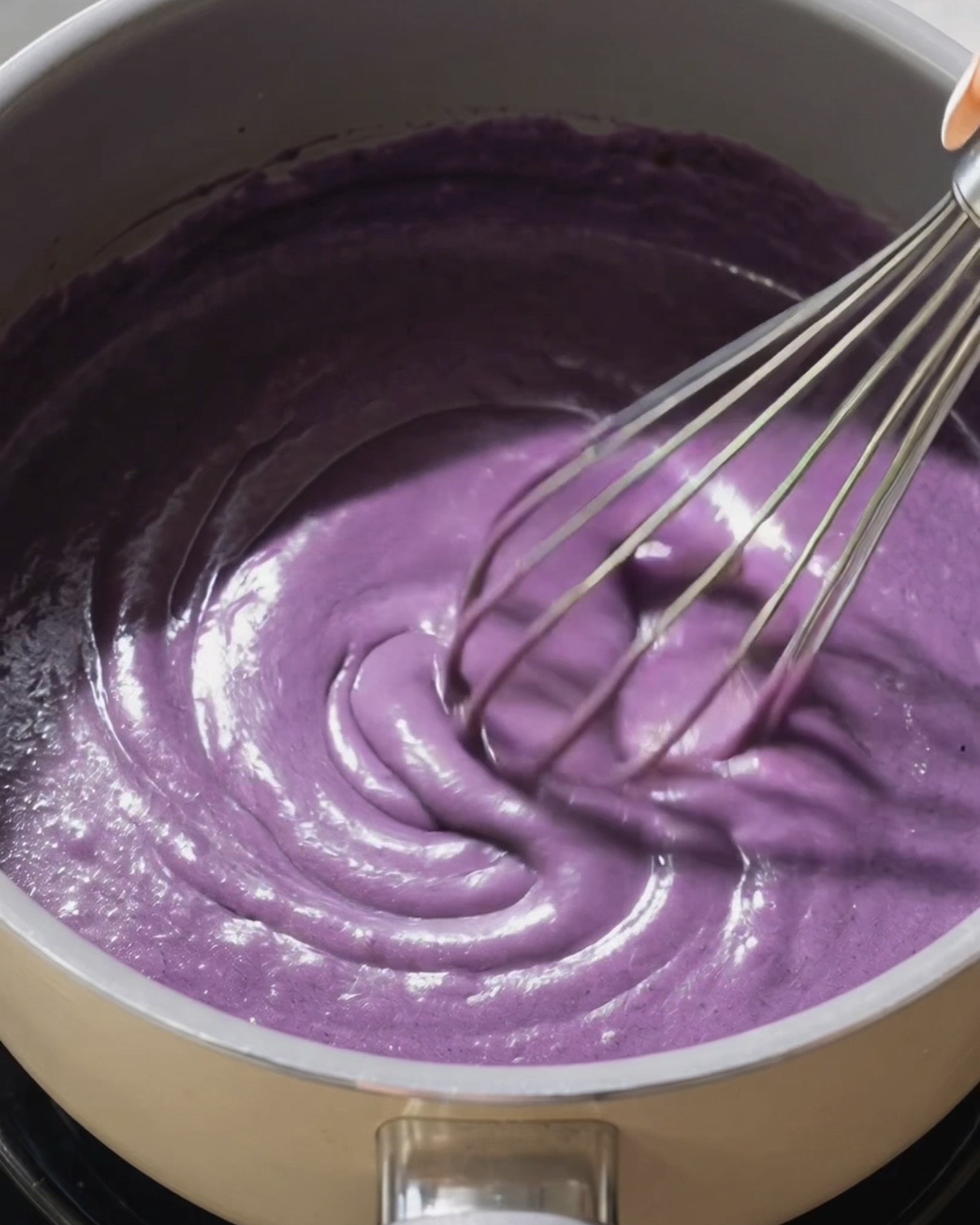 Färdig tjock glänsande lila ube halaya-krämfyllning för ube dadar gulung crêpes