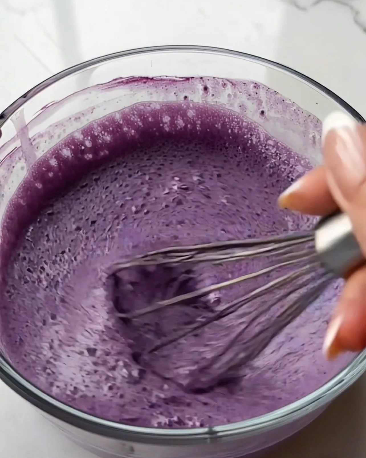 El Mejor Pudín de Chía Ube – receta de pudín de chía ube paso 2 mezcla morada batida con ube powder | Ube Nolia