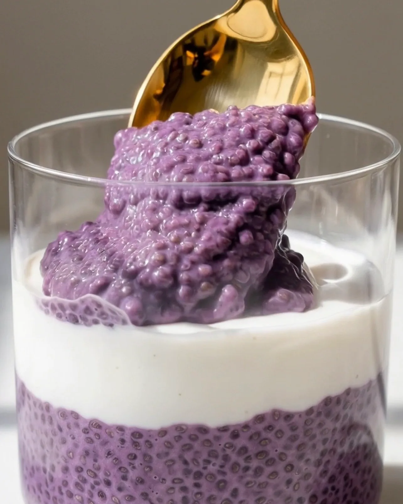 El Mejor Pudín de Chía Ube – receta de pudín de chía ube paso 3 cucharada de pudín sobre capas de yogur | Ube Nolia