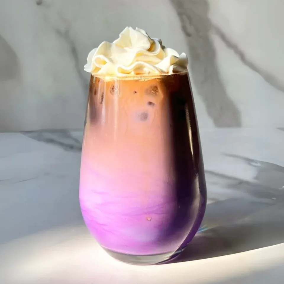 Ube dalgona kaffe – pisket lilla ube kaffe opskrift | Ube Nolia