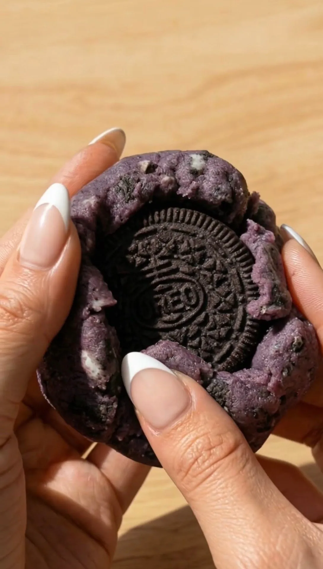 New York style ube koekje opengemaakt met de hele Oreo erin gestopt in het paarse deeg