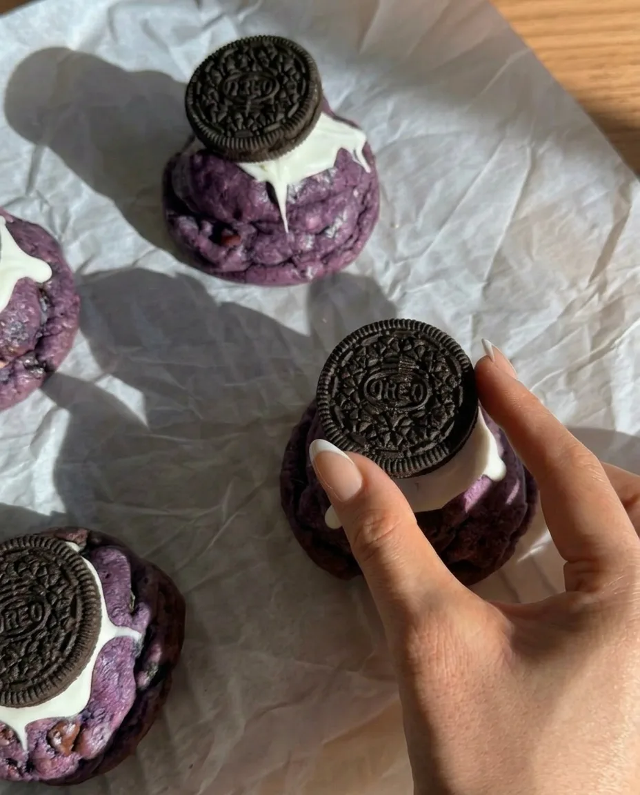 Gebakken ube Oreo koekjes New York style met hele Oreos erop gedrukt en witte chocolade die druipt